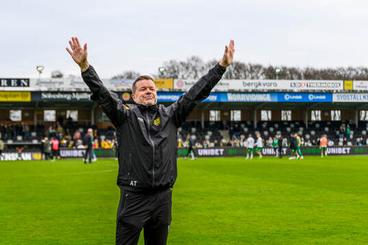 Mjällbys tränare Anders Torstensson jublar