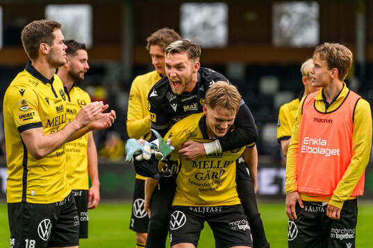 Mjällbys målvakt Noel Törnqvist jublar