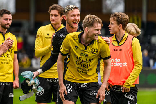 Mjällbys målvakt Noel Törnqvist jublar