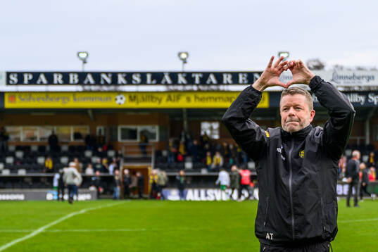 Mjällbys tränare Anders Torstensson jublar