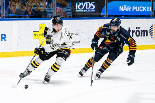 AIKs Oskar Magnusson och Djurgårdens Jonathan Tychonick
