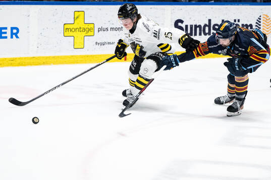 AIKs Theo Hårdstam och Djurgårdens Jonathan Tychonick