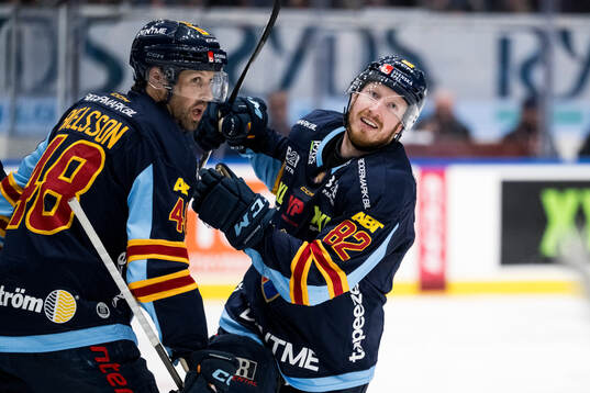 Djurgårdens Colby Sissons och Dick Axelsson jublar