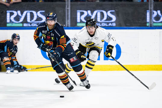 Djurgårdens Linus Klasen och AIKs Scott Pooley
