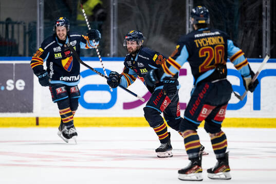 Djurgårdens Marcus Krüger och Tyler Kelleher jublar