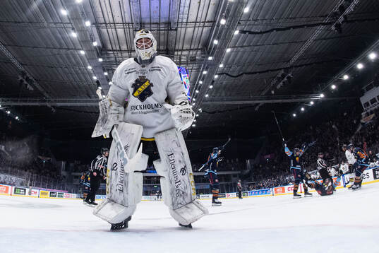 AIKs målvakt Victor Brattström deppar och Djurgårdens