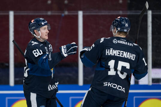 Lassi Thomson celebrate with Lenni Härmeenaho of Finland