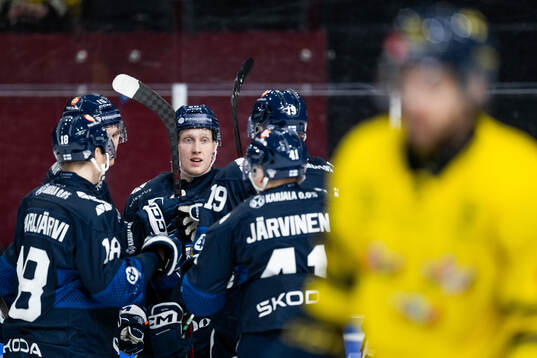 Lassi Thomson of Finland celebrates with team mates