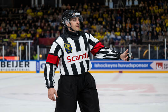 Referee Kristoffer Folkstrand