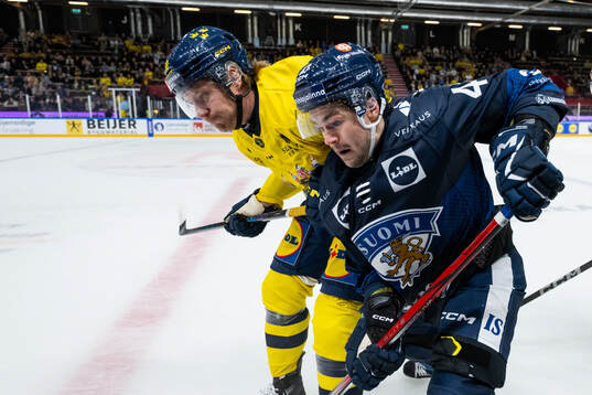 Linus Sandin of Sweden and Eemil Erholtz of Finland