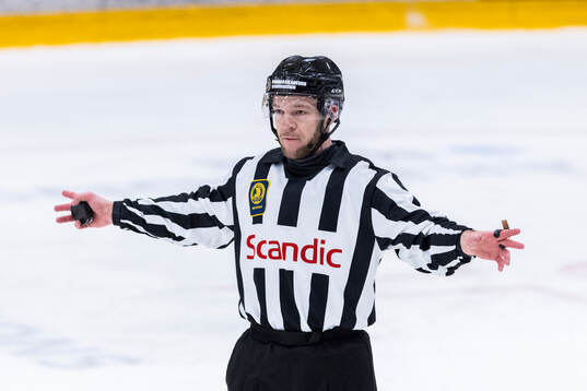 Linesmen Dennis Gunnarsson