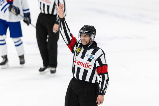 Referee Christoffer Claar