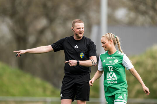 Domare Jesper Altergren och IK Zeniths Sara Baldebo
