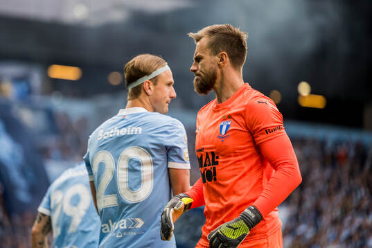Malmö FFs Erik Botheim och målvakt Ricardo Friedrich