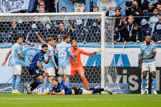 Malmö FFs målvakt Ricardo Friedrich reagerar