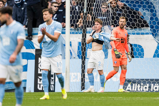 Malmö FFs Johan Karlsson och målvakt Ricardo Friedrich