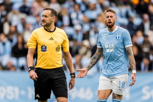 Malmö FFs Pontus Jansson reagerar mot domare Victor Wolf