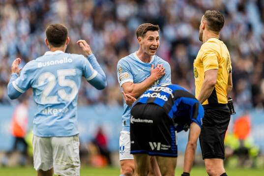 Malmö FFs Lasse Berg Johnsen i samtal med domare Victor