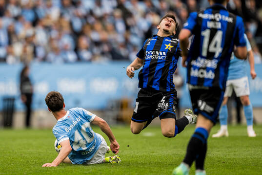 Malmö FFs Kenan Busuladzic med en tackling på Sirius Isak