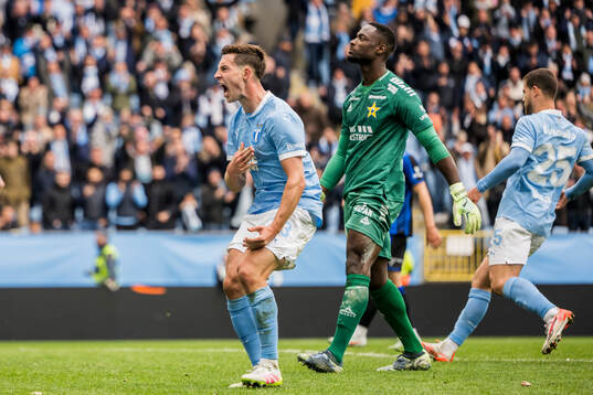 Malmö FFs Lasse Berg Johnsen jublar och Sirius målvakt