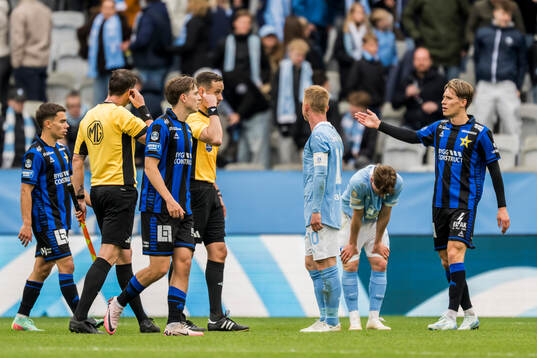 Malmö FFs Anders Christiansen i samtal med domare Victor