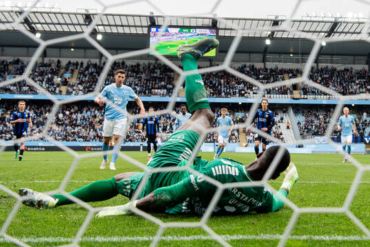 Malmö FFs Lasse Berg Johnsen gör 1-1 på straff mot