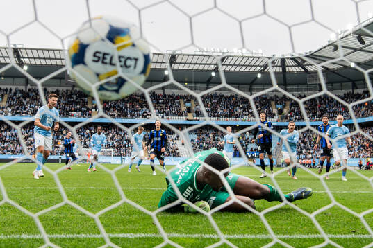 Malmö FFs Lasse Berg Johnsen gör 1-1 på straff mot