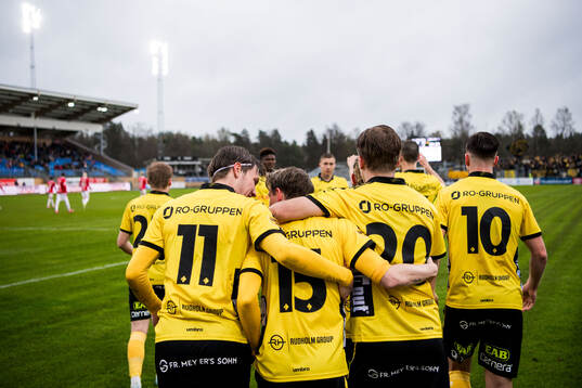 Elfsborgs Simon Hedlund jublar med Taylor Silverholt