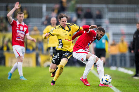 Elfsborgs Taylor Silverholt och Degerfors Leon Hien
