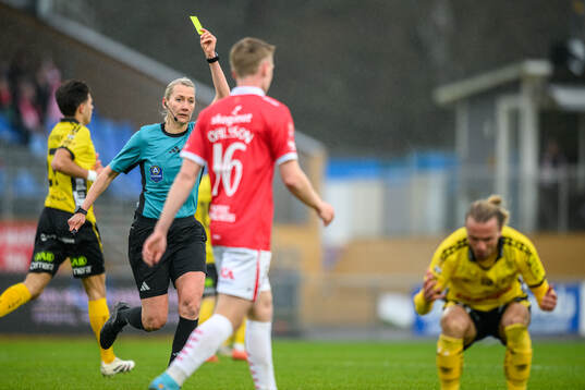 Domare Tess Olofsson tilldelar Elfsborgs Niklas Hult gult