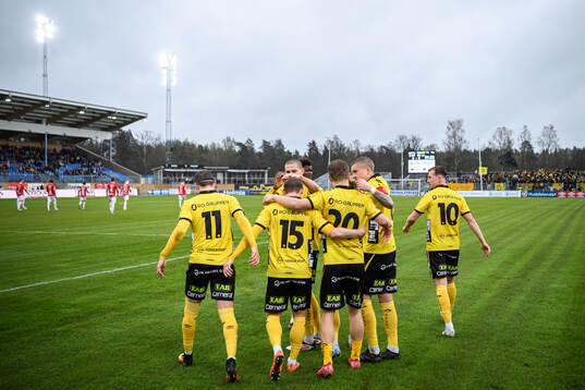 Elfsborgs Simon Hedlund jublar med lagkamrater