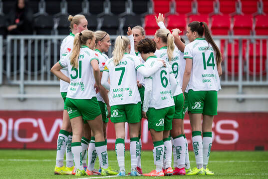 Hammarbys Cathinka Tandberg  jublar med lagkamrater