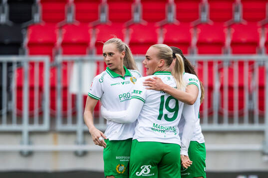 Hammarbys Cathinka Tandberg jublar med Ellen Wangerheim och