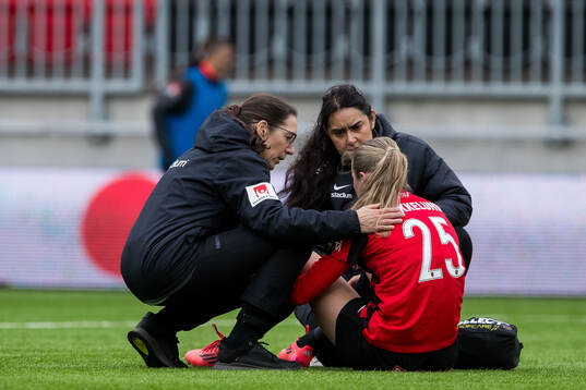 Brommapojkarnas Joanna Aalstad Bækkelund har ont och får