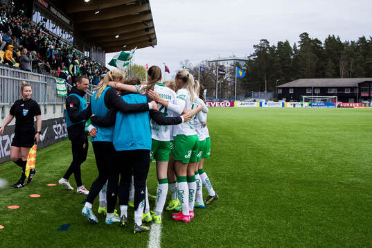 Hammarbys spelare jublar med Vilde Hasund