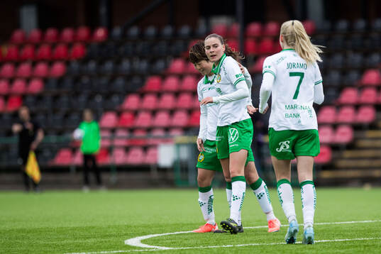 Hammarbys Smilla Vallotto jublar med Asato Miyagawa