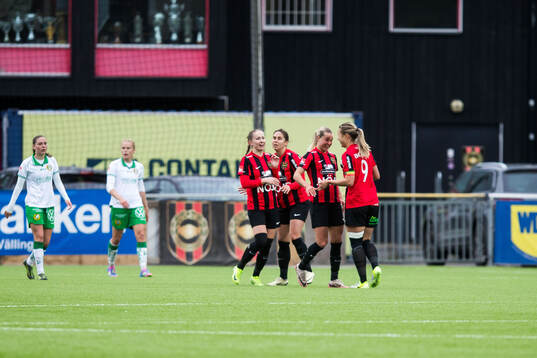 Brommapojkarnas Emma Engström jublar med lagkamrater