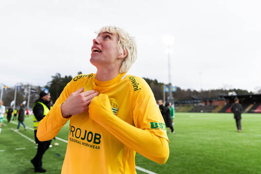 Hammarbys målvakt Moa Edrud jublar