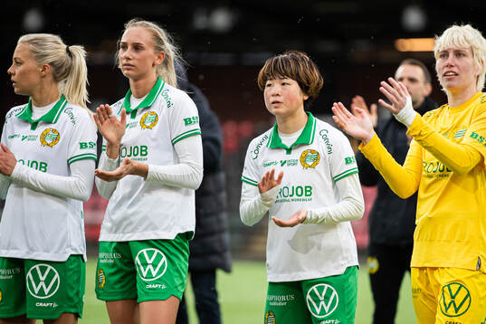 Hammarbys Asato Miyagawa jublar med lagkamrater