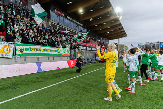 Hammarbys målvakt Moa Edrud jublar med lagkamrater