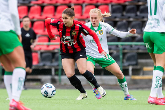 Brommapojkarnas Julia Olsson och Hammarbys Julie Blakstad