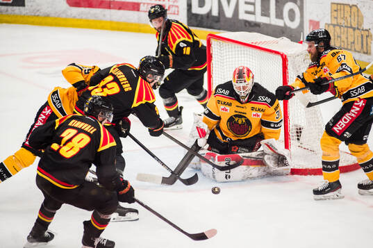 Brynäs Jakob Silfverberg och Luleås målvakt Matteus Ward