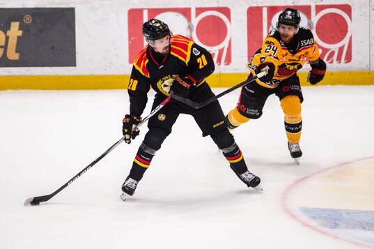 Brynäs Johannes Kinnvall och Luleås Brendan Shinnimin