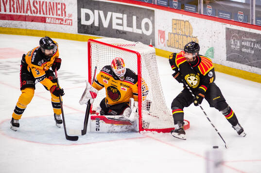 Luleås Frederic Allard och målvakt Matteus Ward mot