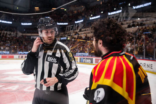 Linjedomare Peter Almerstedt i diskussion med Brynäs Bobby