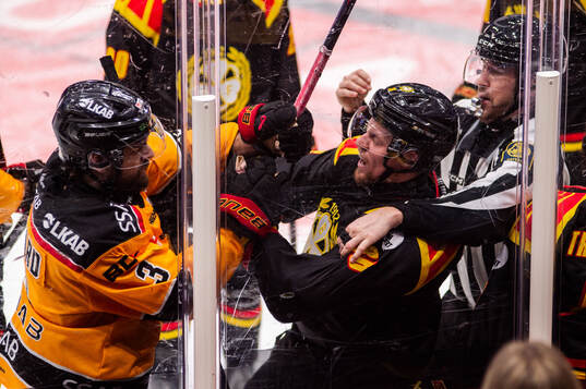 Luleås Frederic Allard i gruff med Brynäs Linus Ölund
