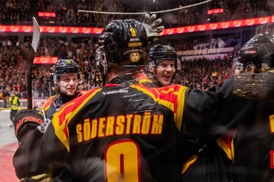 Brynäs Linus Ölund och Oskar Lindblom jublar