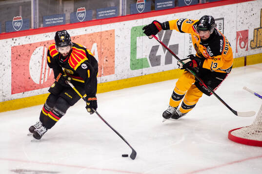 Brynäs Bobby Trivigno och Luleås Eetu Koivistoinen