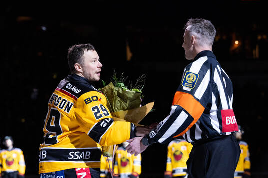 Luleås Erik Gustafsson tilldelar domare Linus Öhlund