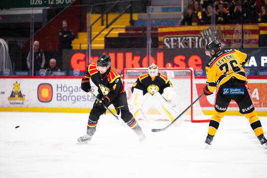 Brynäs Theo Lindstein och Luleås Anton Levtchi